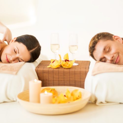 picture of couple in spa salon getting massage